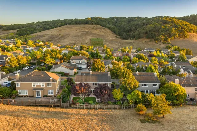 $1,389,000 | 246 Edinburgh Lane, Petaluma, CA 94952