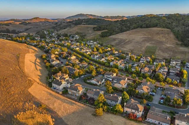 $1,389,000 | 246 Edinburgh Lane, Petaluma, CA 94952