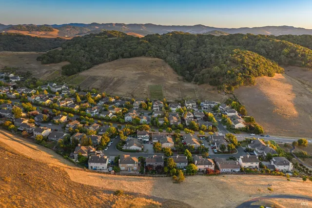 $1,389,000 | 246 Edinburgh Lane, Petaluma, CA 94952