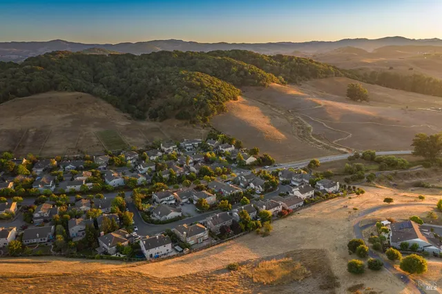 $1,389,000 | 246 Edinburgh Lane, Petaluma, CA 94952