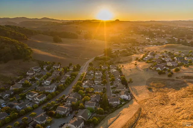 $1,389,000 | 246 Edinburgh Lane, Petaluma, CA 94952