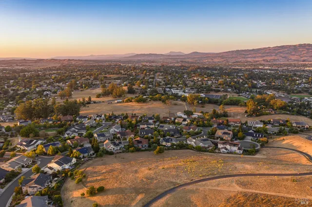 $1,389,000 | 246 Edinburgh Lane, Petaluma, CA 94952