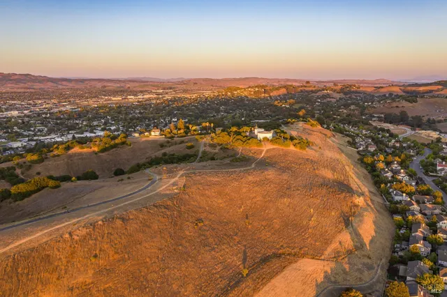 $1,389,000 | 246 Edinburgh Lane, Petaluma, CA 94952