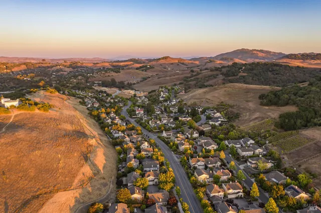 $1,389,000 | 246 Edinburgh Lane, Petaluma, CA 94952