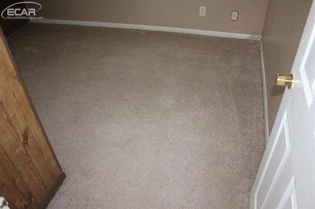 1033 Howe Road Burton, MI 48509 - Photo 17 of 26 20449902-16.JPG
