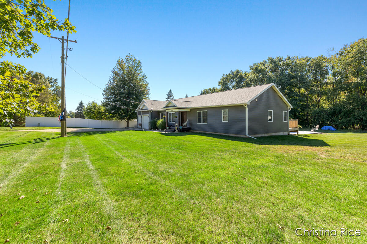 9206 Babcock Road Bellevue, MI 49021 - Photo 4 of 40 IMG_1003