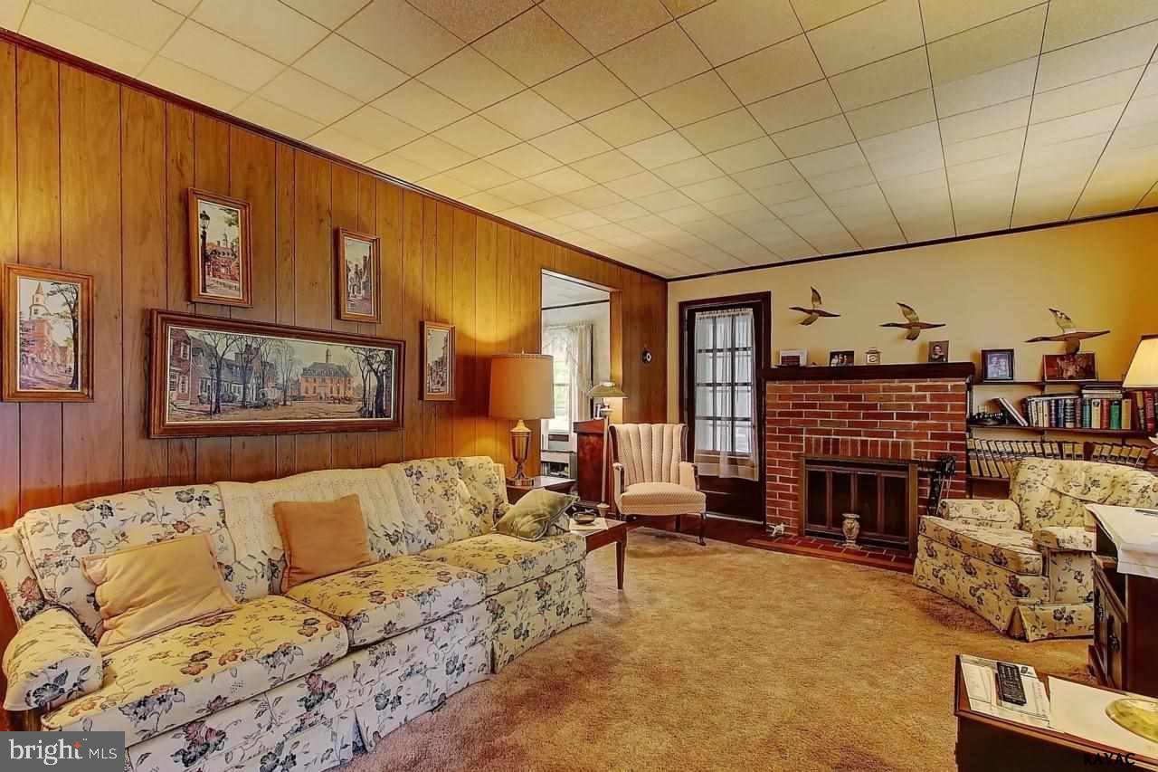 348 Edgehill Road York, PA 17403 - Photo 3 of 25