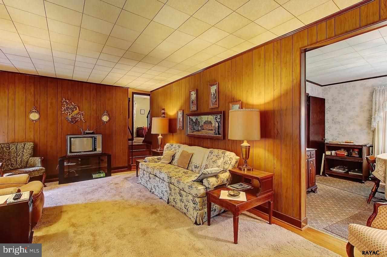 348 Edgehill Road York, PA 17403 - Photo 5 of 25