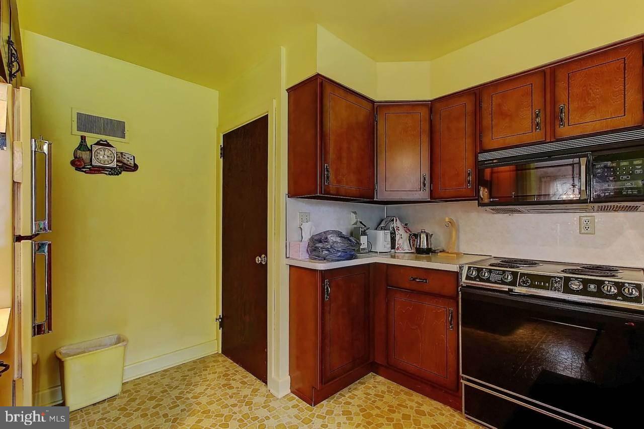 348 Edgehill Road York, PA 17403 - Photo 8 of 25