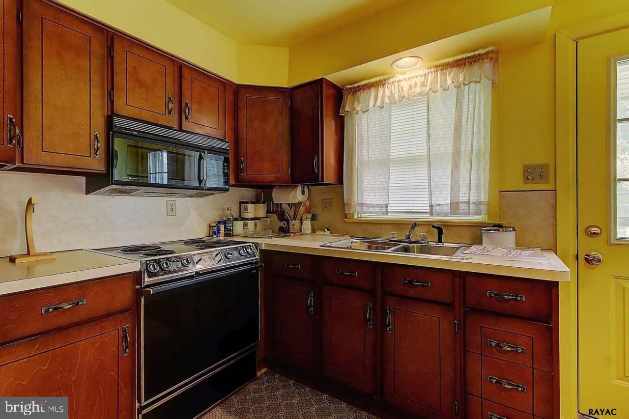 348 Edgehill Road York, PA 17403 - Photo 9 of 25