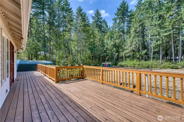 a view of a house with backyard and trees