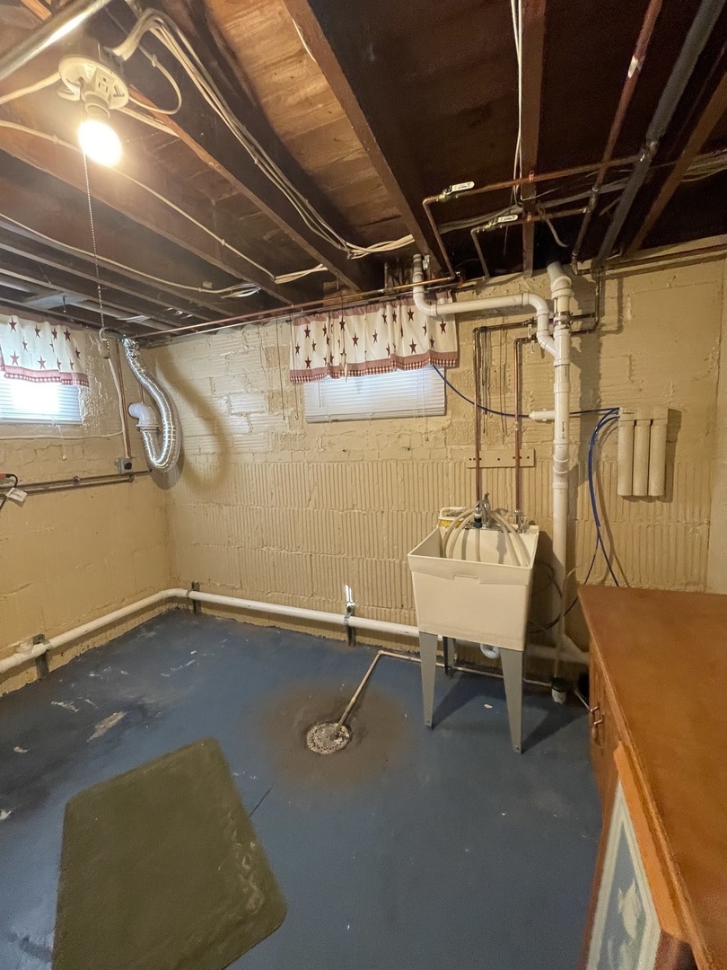 229 West Moore Street Ottawa, IL 61350 - Photo 19 of 33 a view of a room with gym equipment