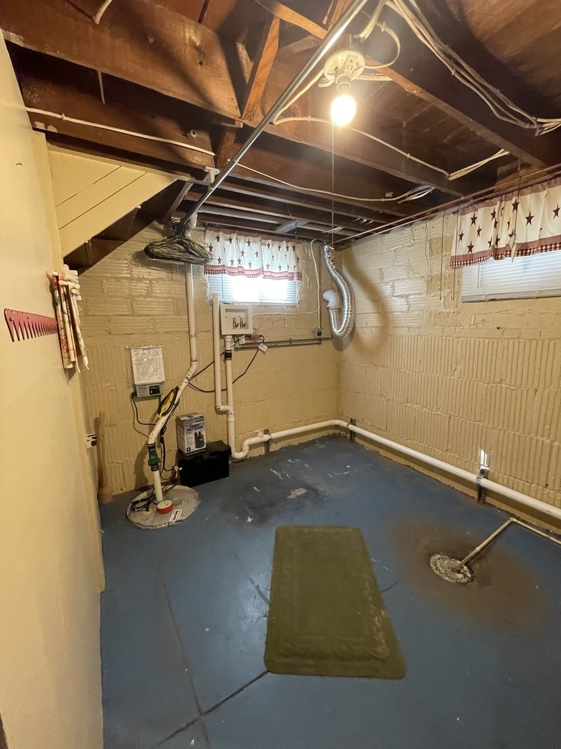 229 West Moore Street Ottawa, IL 61350 - Photo 20 of 33 a view of a room with gym equipment