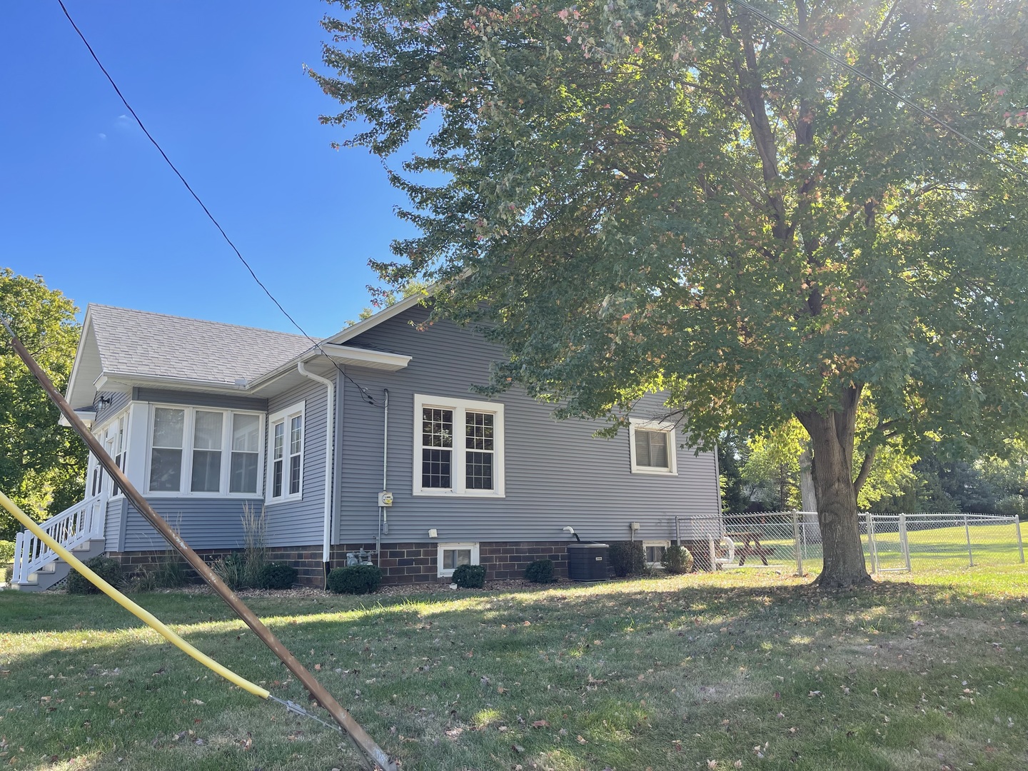 229 West Moore Street Ottawa, IL 61350 - Photo 4 of 33 a house view with a sitting space and garden view