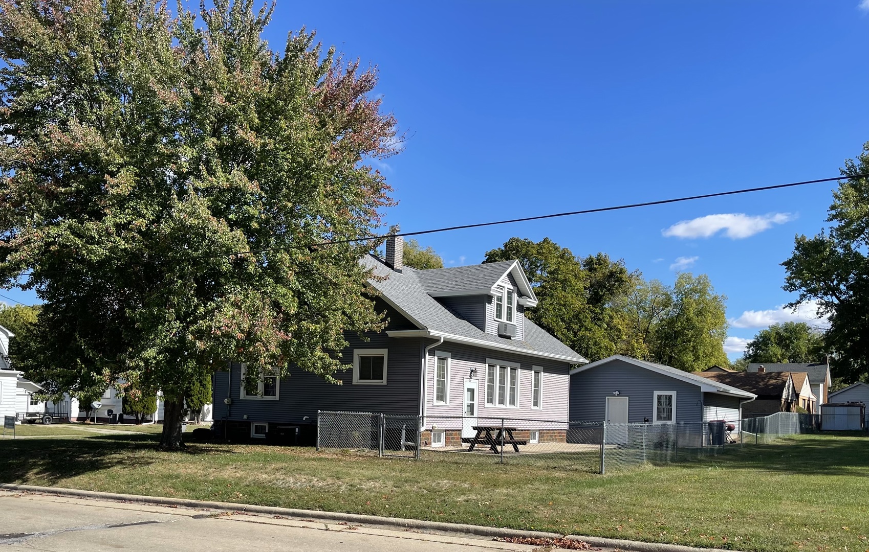 229 West Moore Street Ottawa, IL 61350 - Photo 5 of 33 a front view of a house with a yard