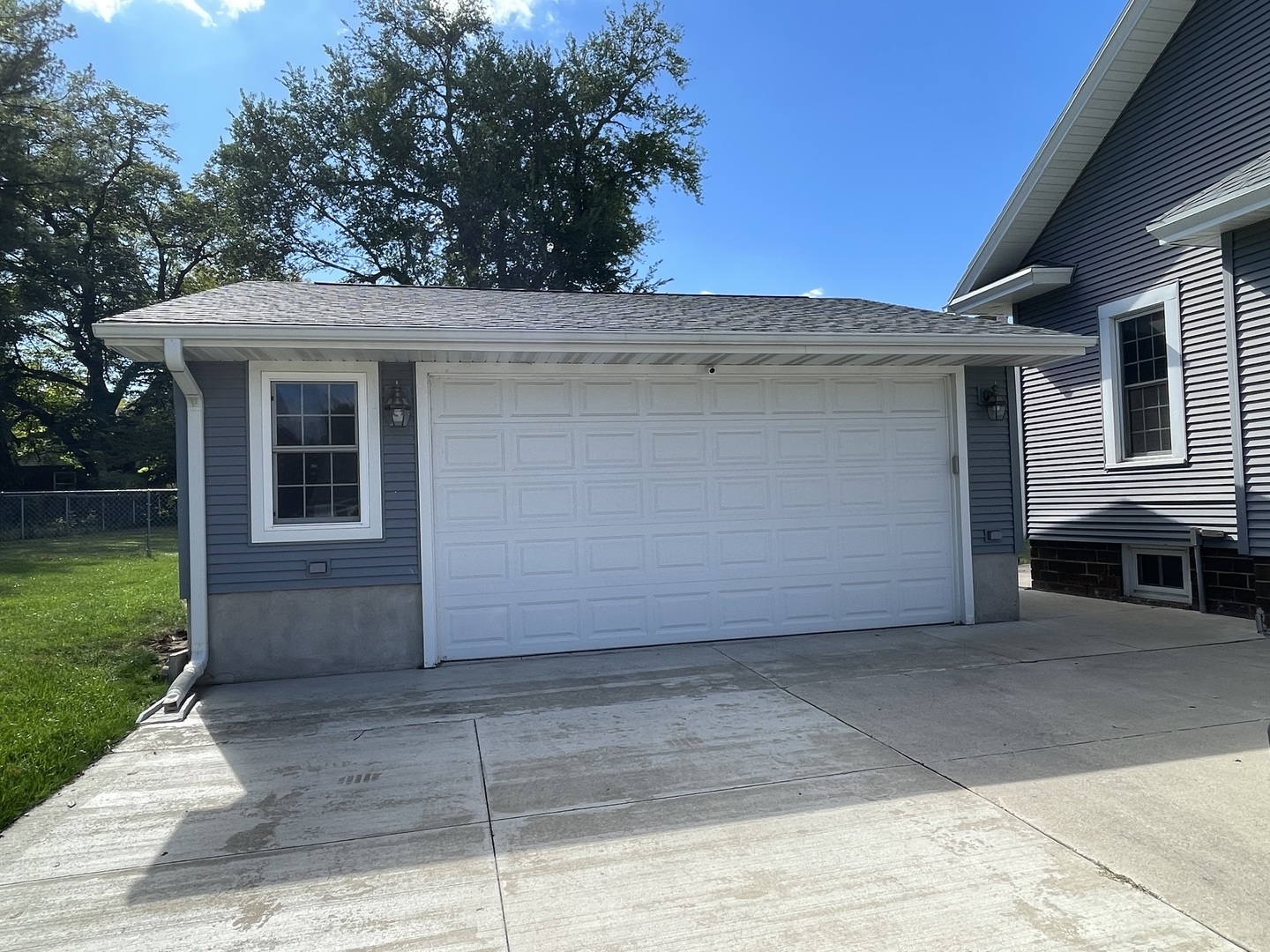 229 West Moore Street Ottawa, IL 61350 - Photo 6 of 33 a view of a house with a garage