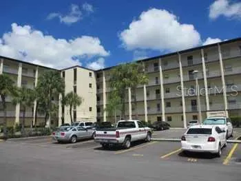 $2,300 | 3124 Lake Bayshore Drive, Unit 219, Bradenton, FL 34205