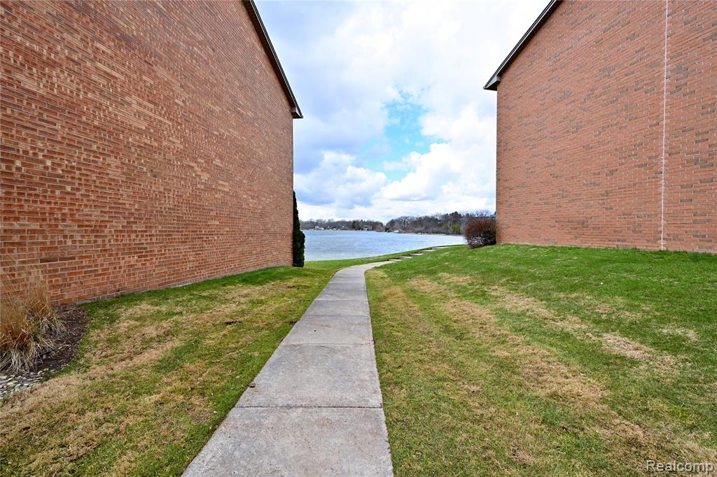 1966 Klingensmith Road, Unit 18C Bloomfield Hills, MI 48302 - Photo 35 of 36