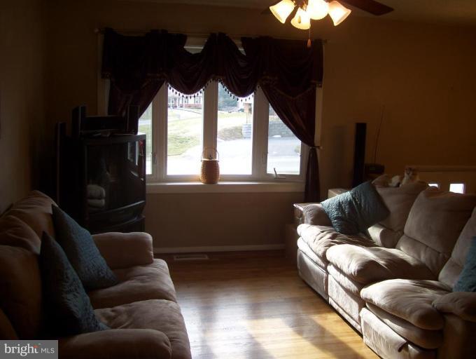 1601 Thomas Drive Point of Rocks, MD 21777 - Photo 9 of 19 Living Room