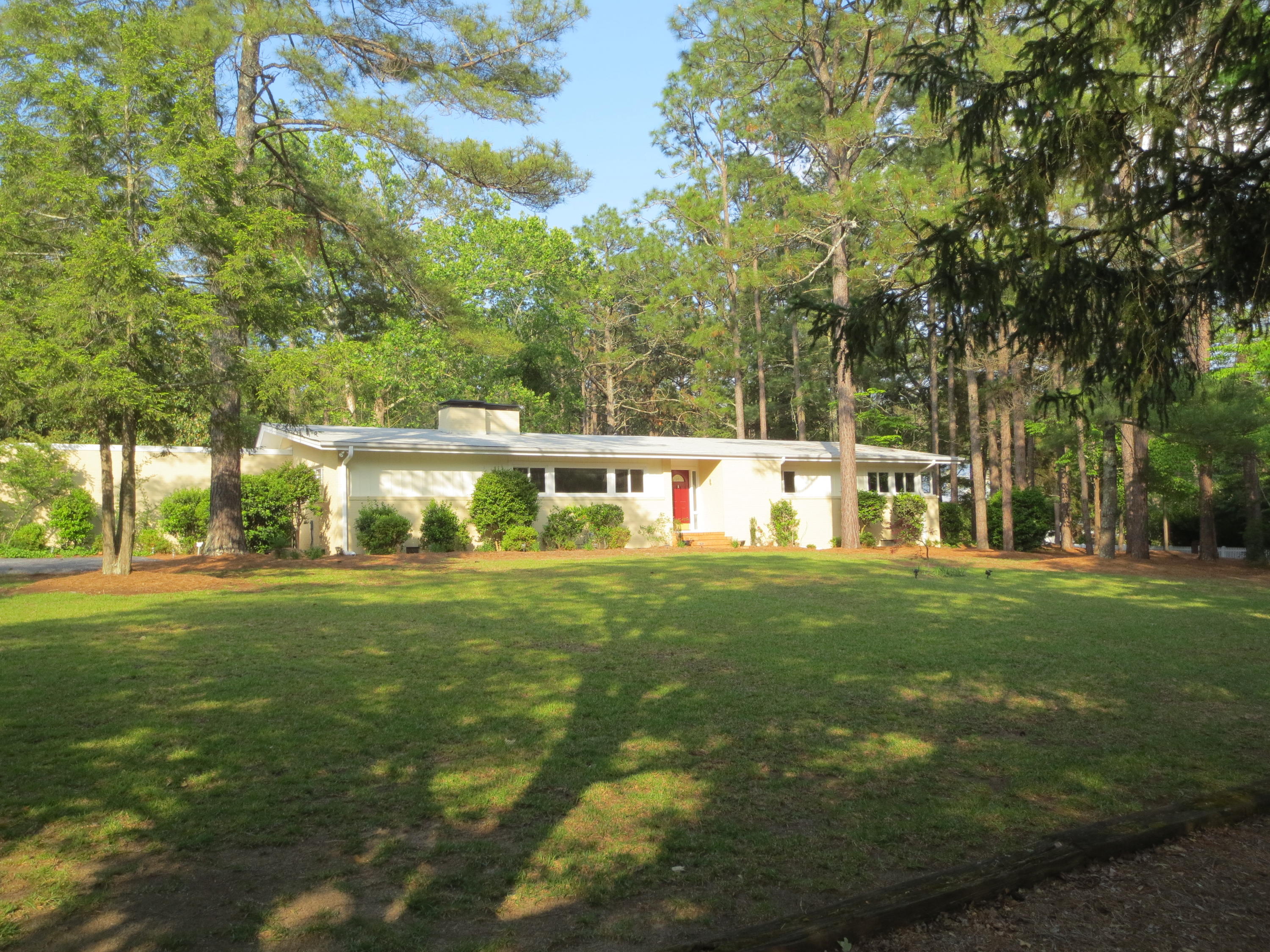 785 East Massachusetts Avenue Southern Pines, NC 28387 - Photo 6 of 37 Large front yard
