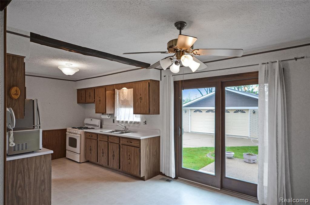 2103 Oakcrest Road Sterling Heights, MI 48310 - Photo 11 of 31
