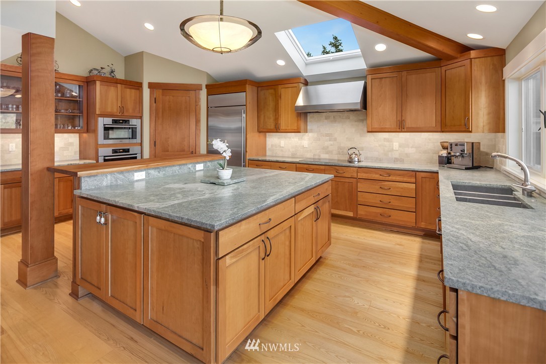 12720 Riviera Place Northeast Seattle, WA 98125 - Photo 5 of 23