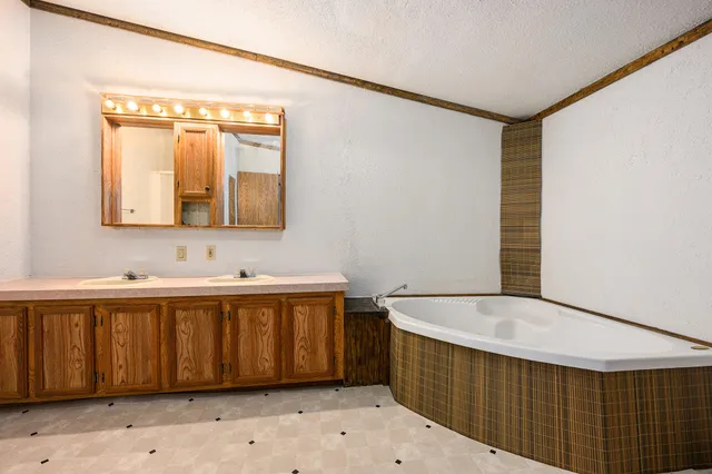 $184,900 | 12901 Millers Mill Road, Constantine, MI 49042