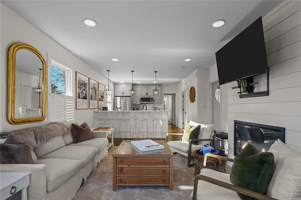 $3,500 | 8 Cross Street, Unit 1, Newport, RI 02840