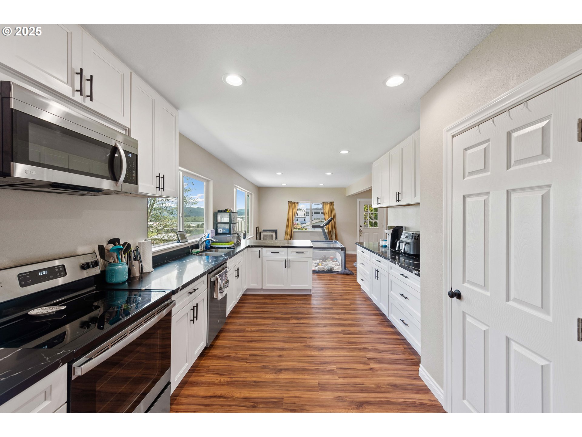 831 South 11th Street Coos Bay, OR 97420 - Photo 11 of 28 Kitchen/Dining Room