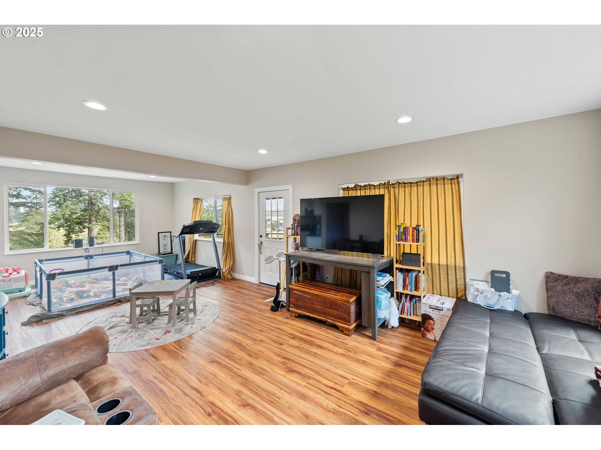 831 South 11th Street Coos Bay, OR 97420 - Photo 2 of 28 Living Room