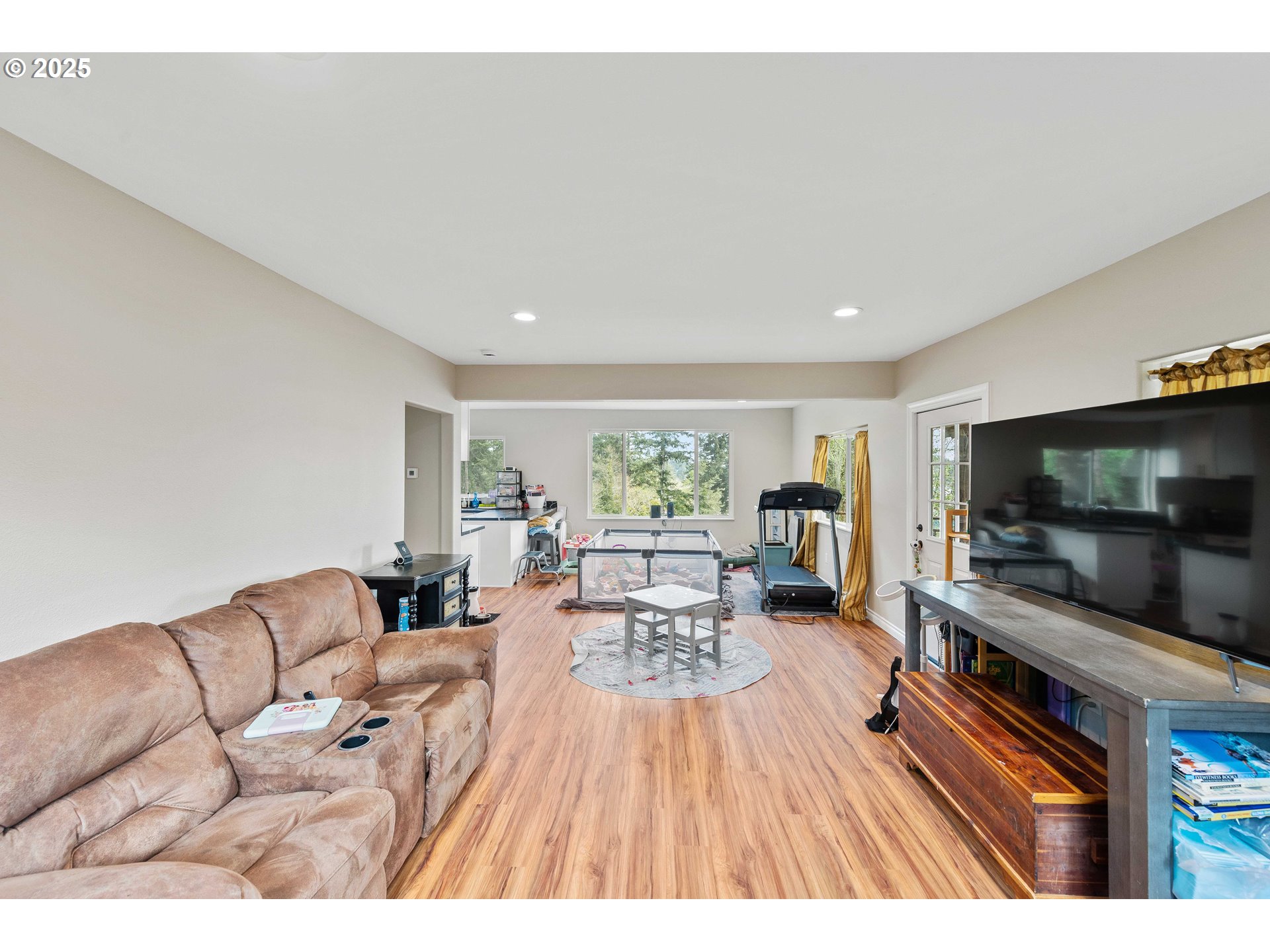 831 South 11th Street Coos Bay, OR 97420 - Photo 5 of 28 Living Room/Dining Room