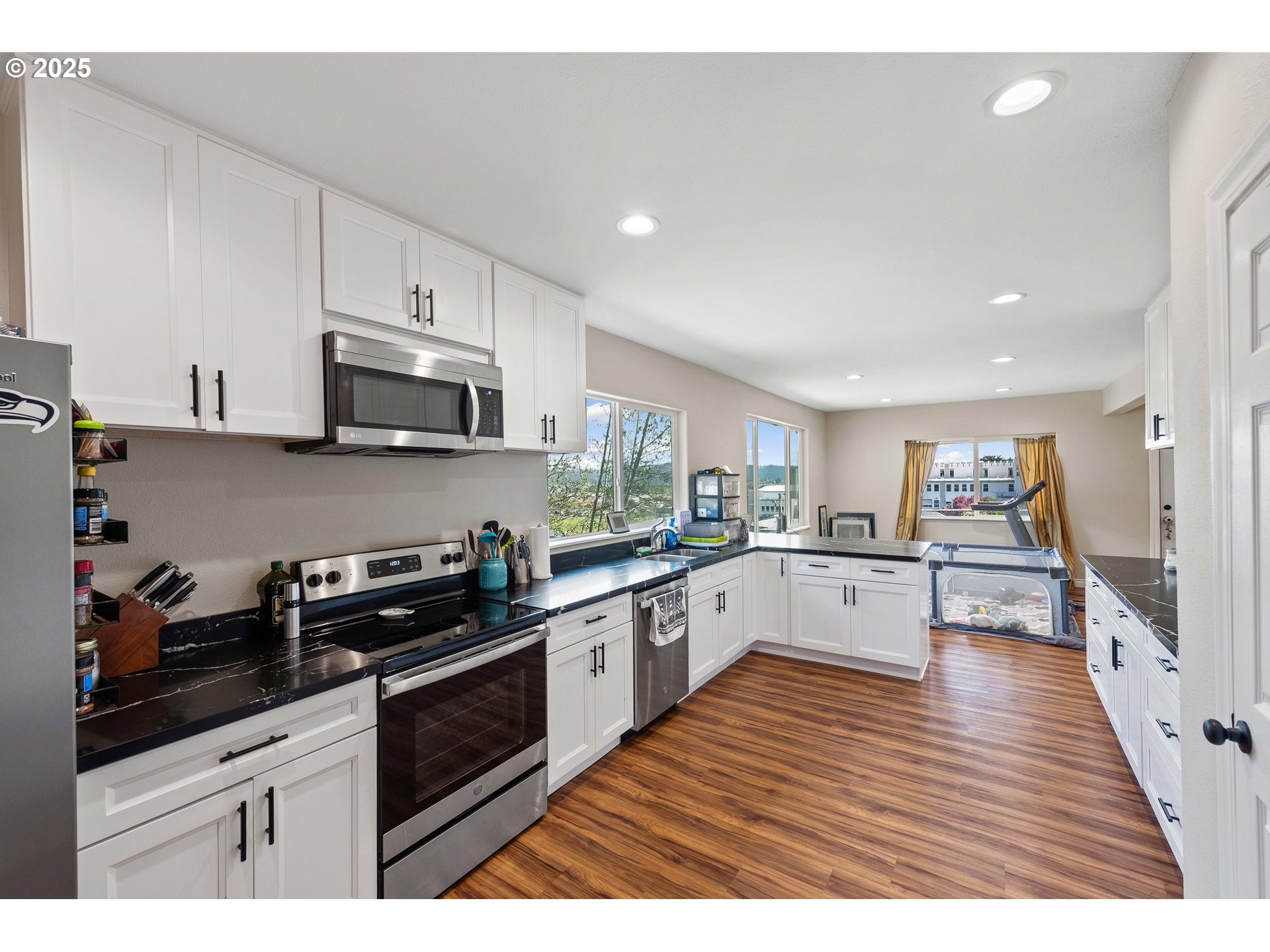 831 South 11th Street Coos Bay, OR 97420 - Photo 10 of 28 Kitchen