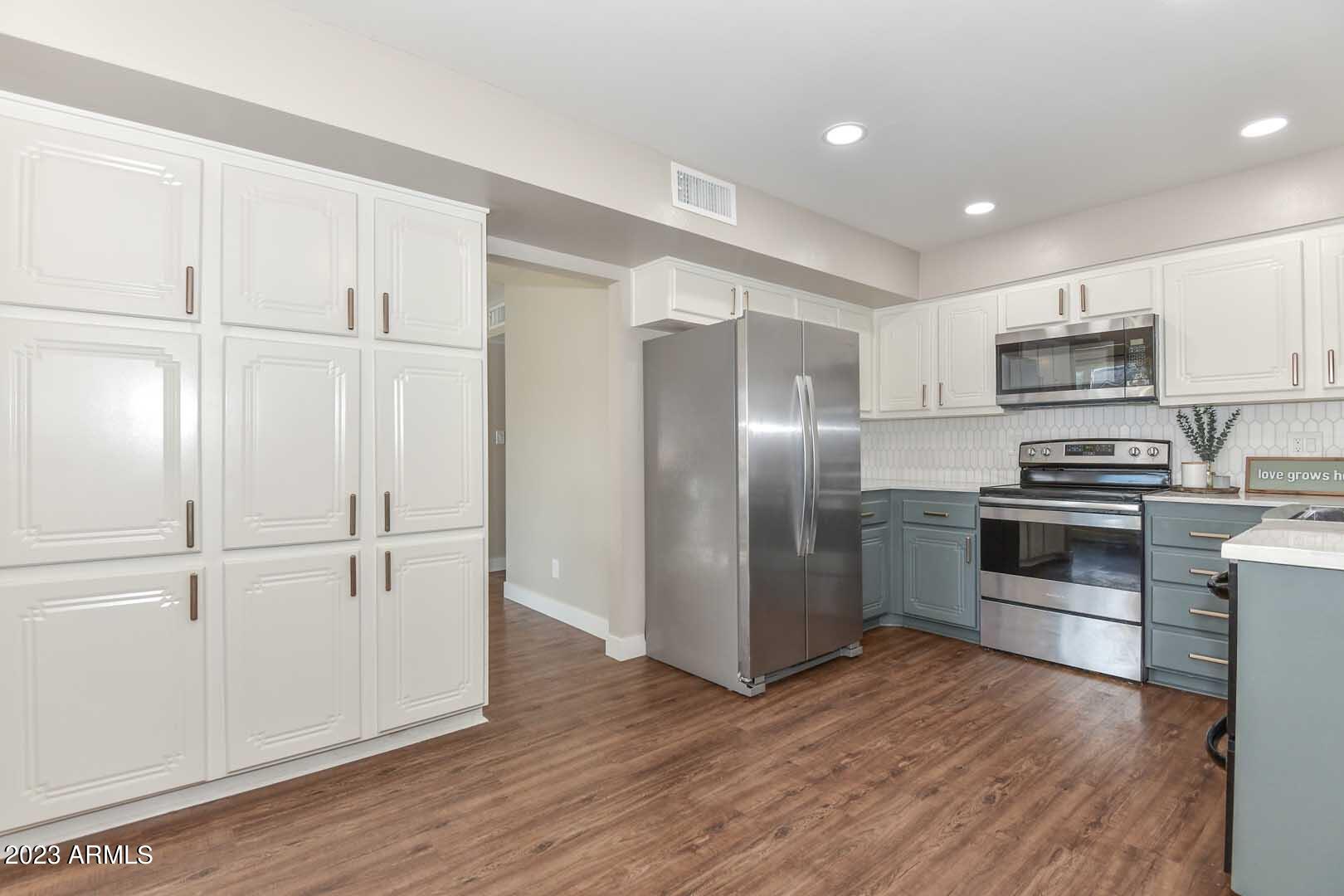 2434 West Kathleen Road Phoenix, AZ 85023 - Photo 29 of 31 Kitchen