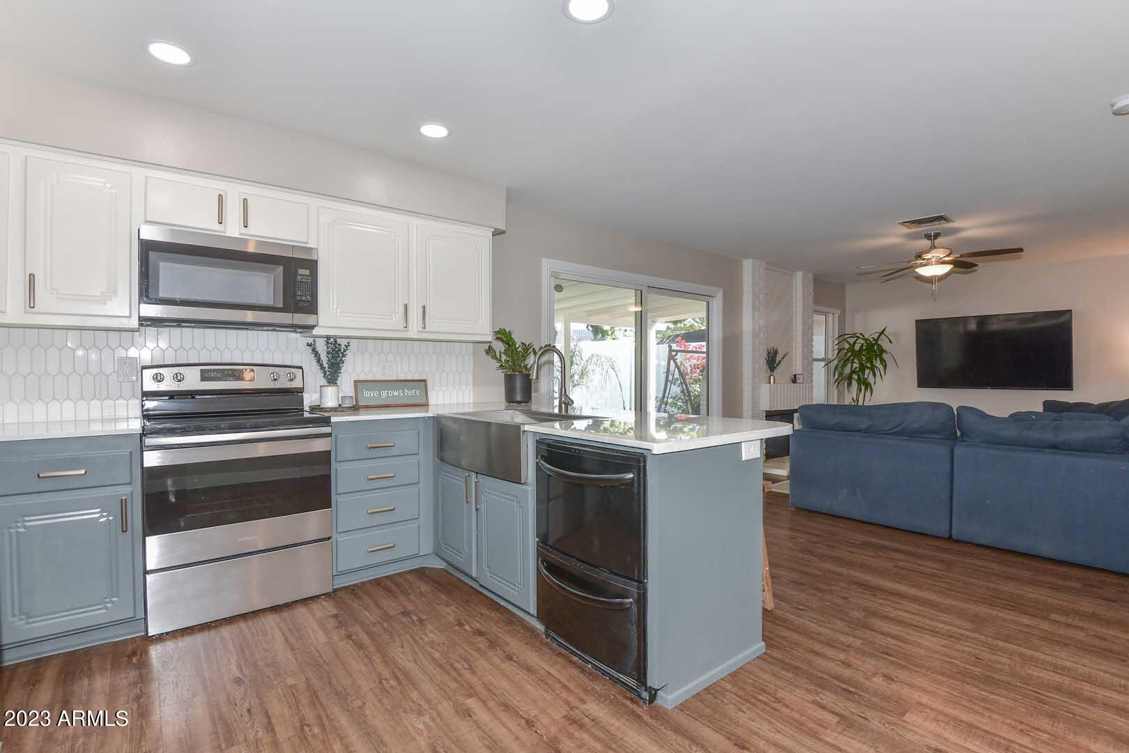 2434 West Kathleen Road Phoenix, AZ 85023 - Photo 3 of 31 Kitchen-Family Room
