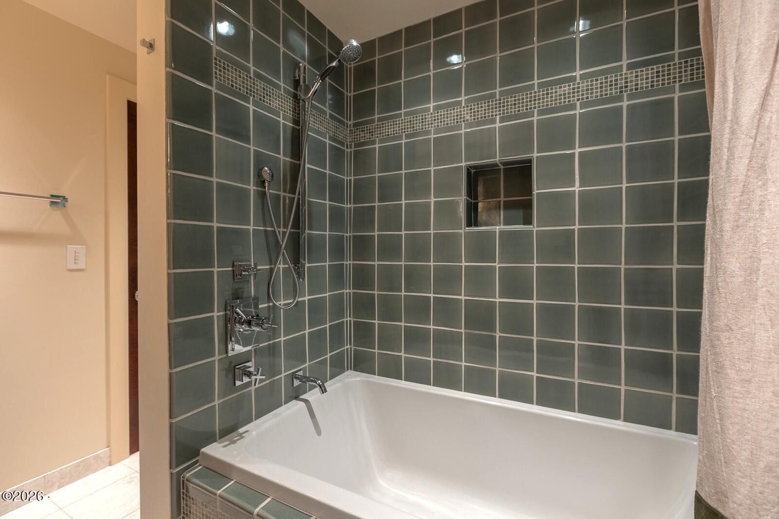 142 East Bay Point Road Gleneden Beach, OR 97388 - Photo 33 of 49 a bathroom with a bathtub