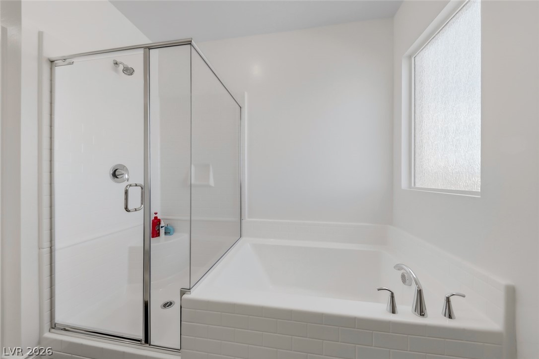 290 Rusty Ridge Lane Henderson, NV 89015 - Photo 17 of 61 Primary bath w/dual sinks, quartz counters, sep shower & soaking tub.