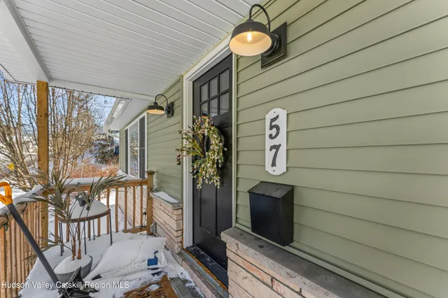a view of entryway front of house