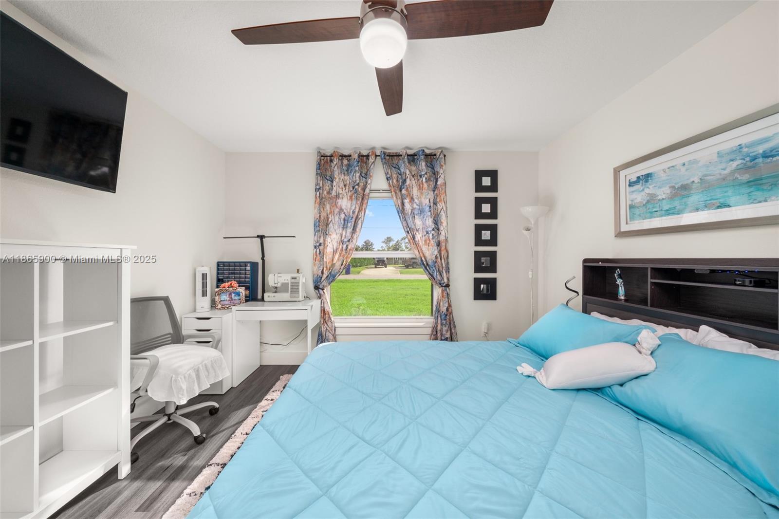 5810 Columbus Boulevard Sebring, FL 33872 - Photo 22 of 49 a bedroom with a bed and flat screen tv