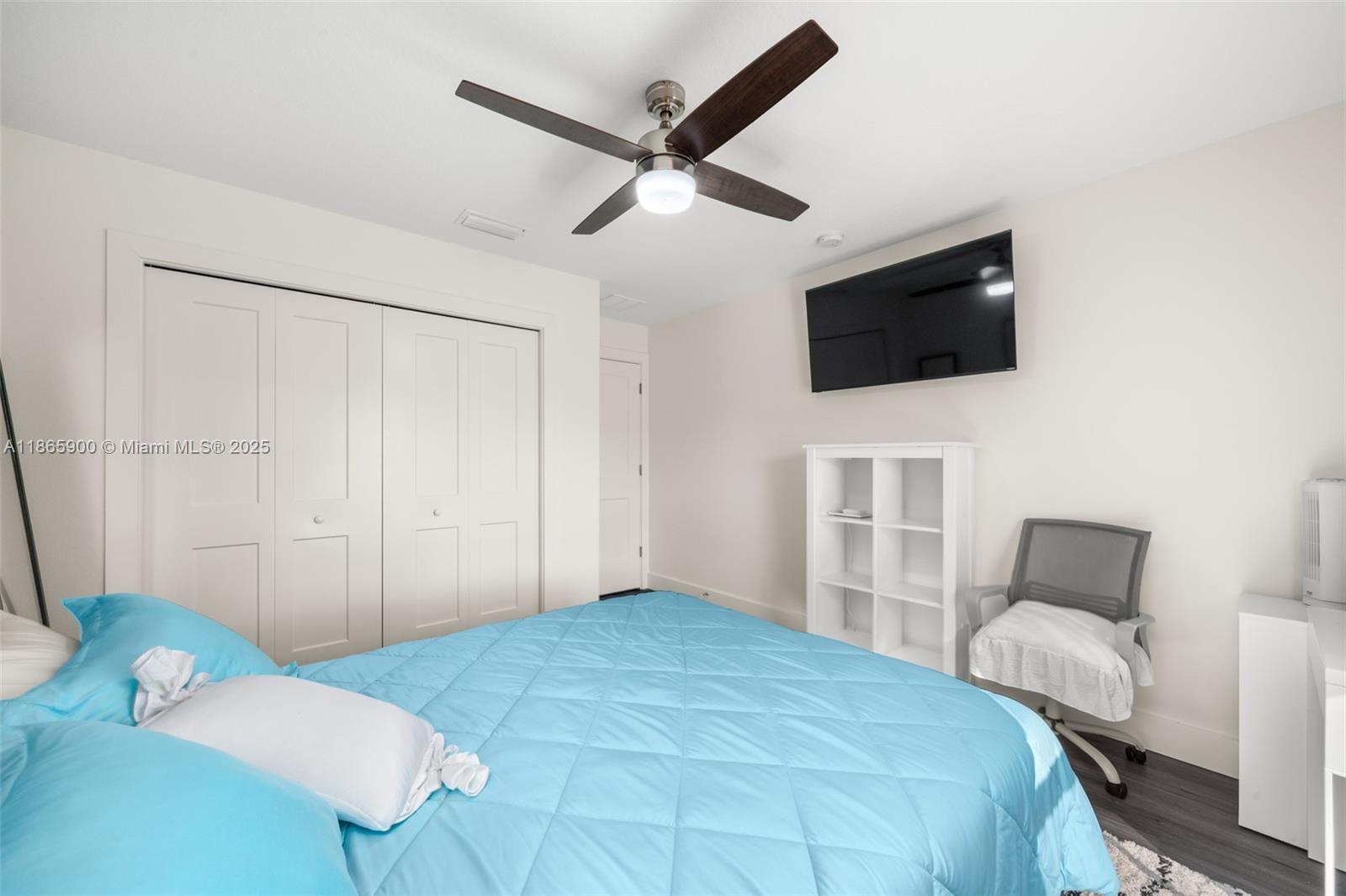 5810 Columbus Boulevard Sebring, FL 33872 - Photo 23 of 49 a bedroom with a bed and a television