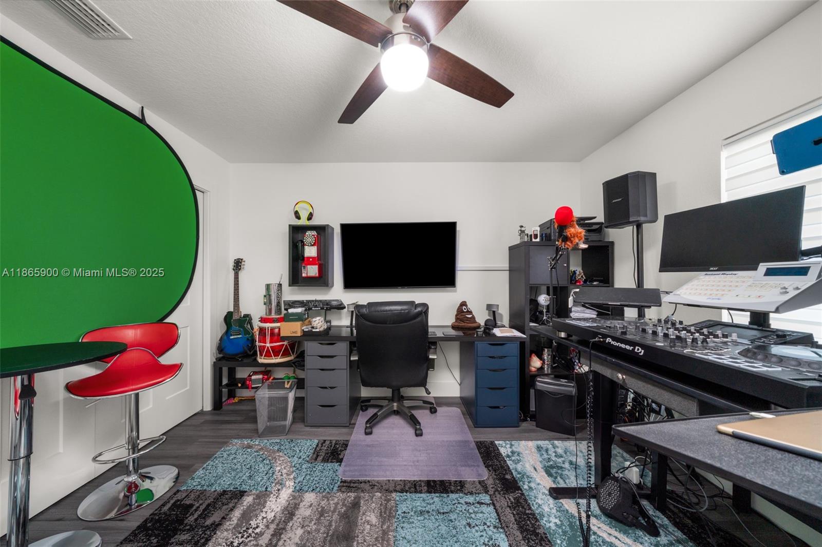 5810 Columbus Boulevard Sebring, FL 33872 - Photo 29 of 49 a living room with furniture and a flat screen tv