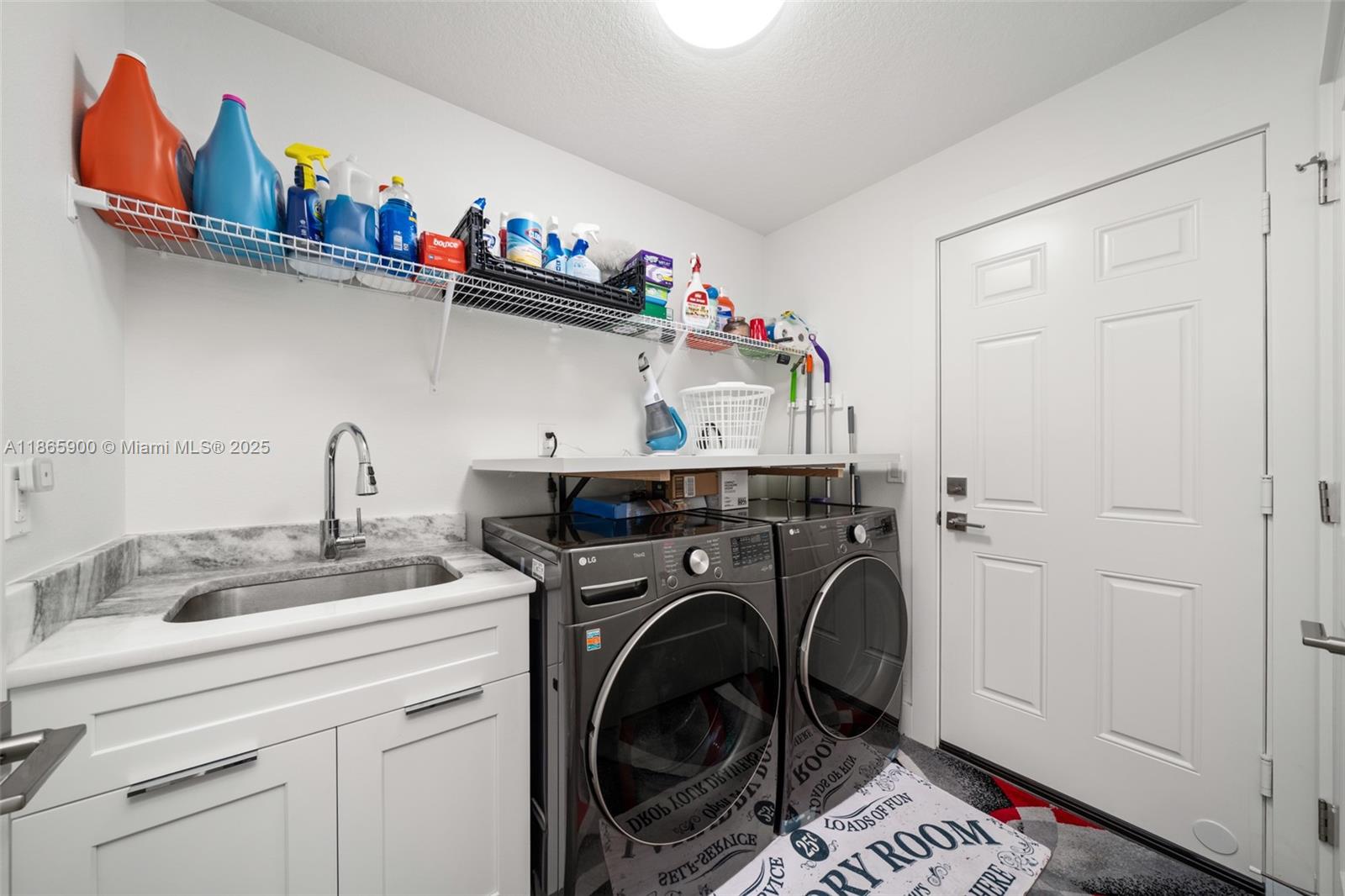 5810 Columbus Boulevard Sebring, FL 33872 - Photo 33 of 49 a utility room with dryer and washer