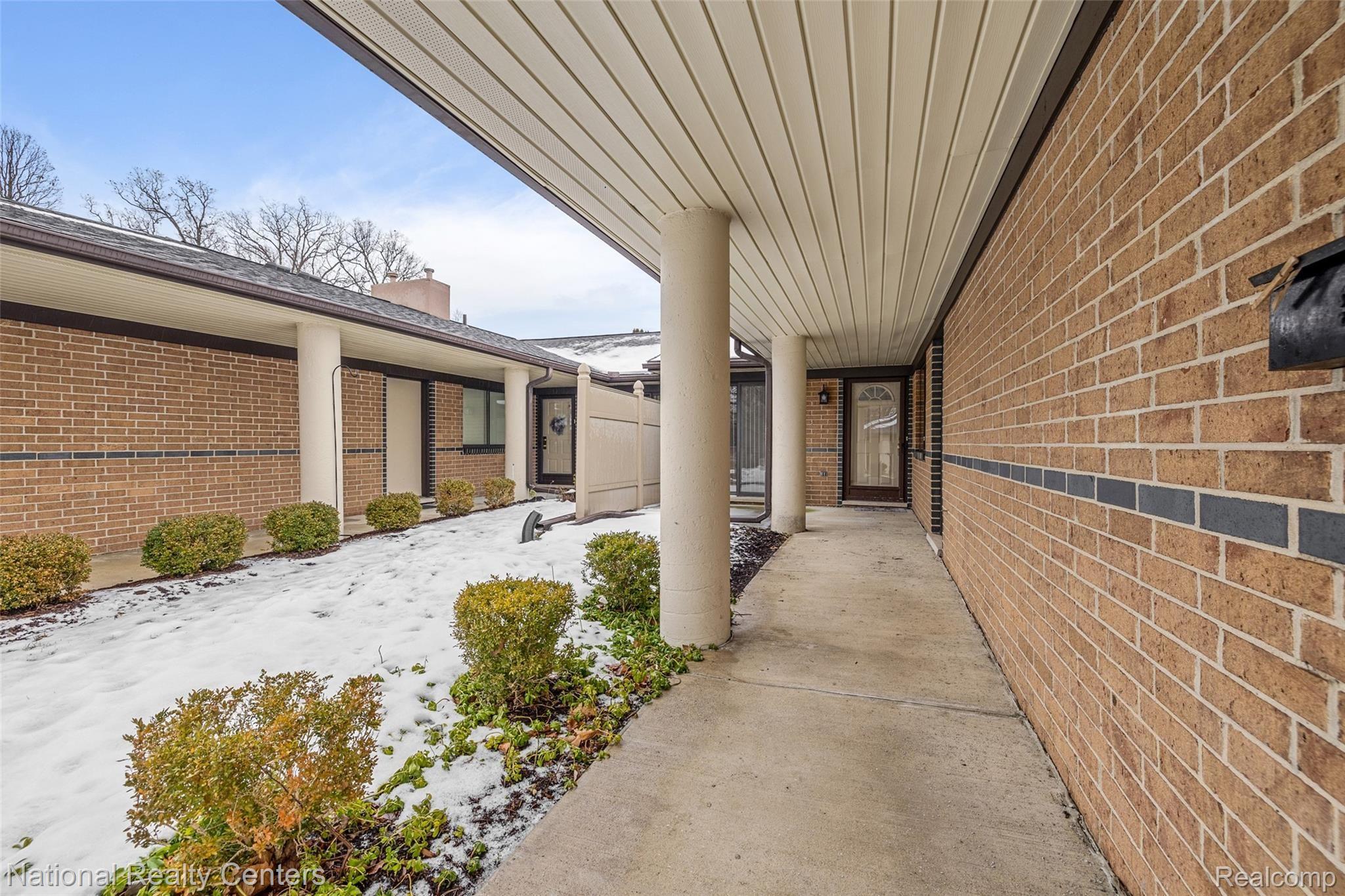 940 Wexford Way Rochester, MI 48307 - Photo 4 of 23 940 Wexford Way-4.jpg