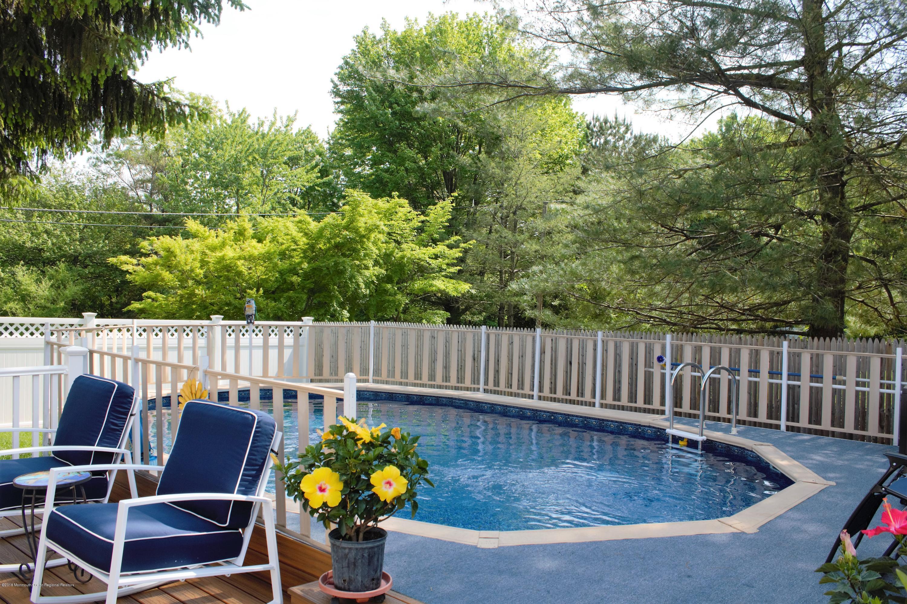 263 E Road Belford, NJ 07718 - Photo 9 of 24 IMG_1723 (2)