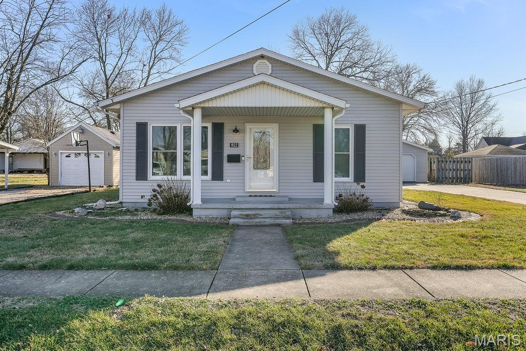 812 West Mill Street Staunton, IL 62088 - Photo 2 of 36