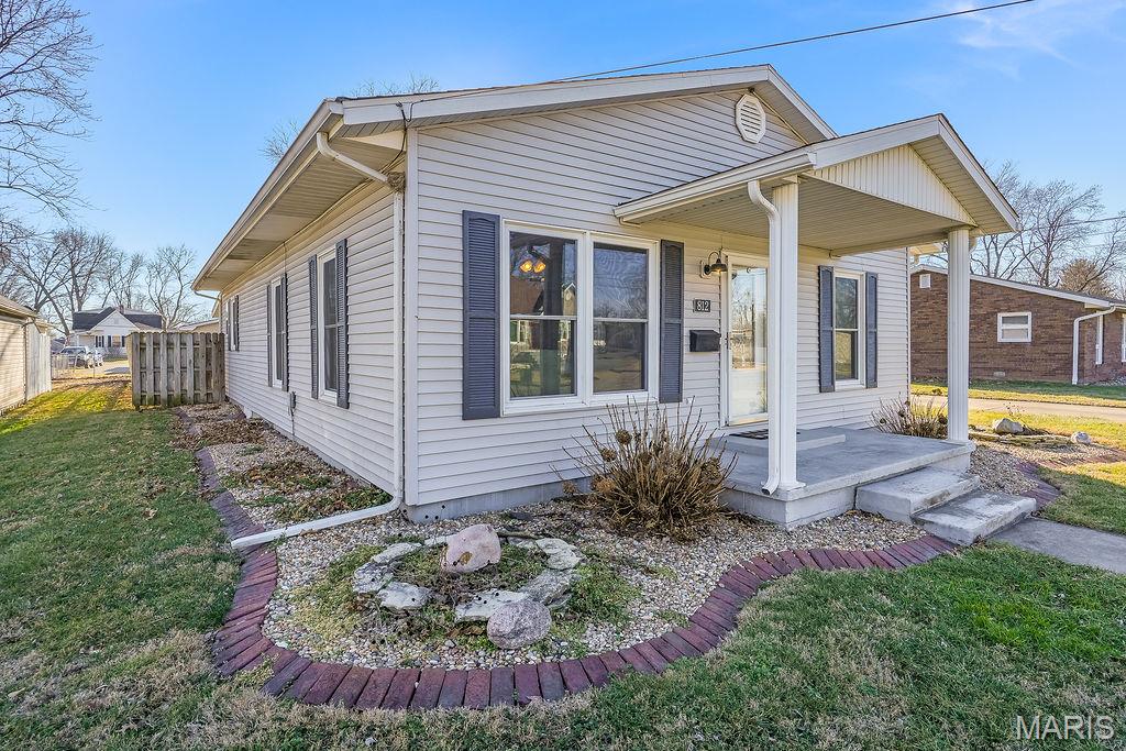 812 West Mill Street Staunton, IL 62088 - Photo 3 of 36