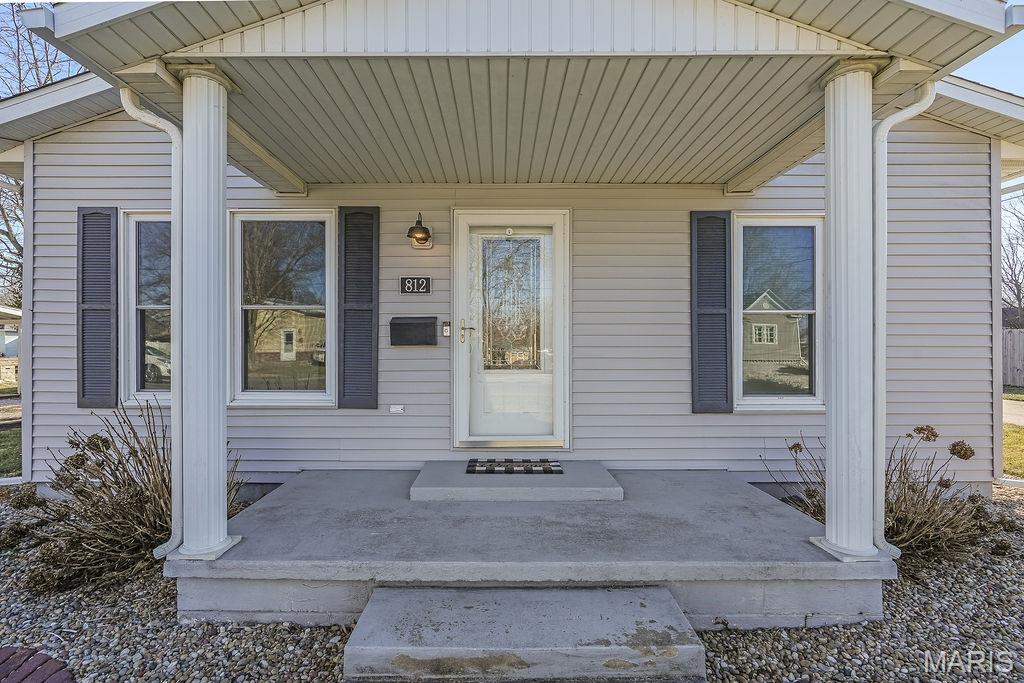 812 West Mill Street Staunton, IL 62088 - Photo 4 of 36