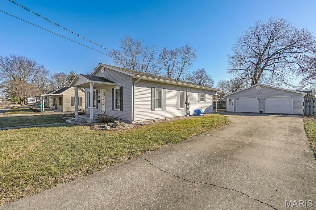 812 West Mill Street Staunton, IL 62088 - Photo 5 of 36