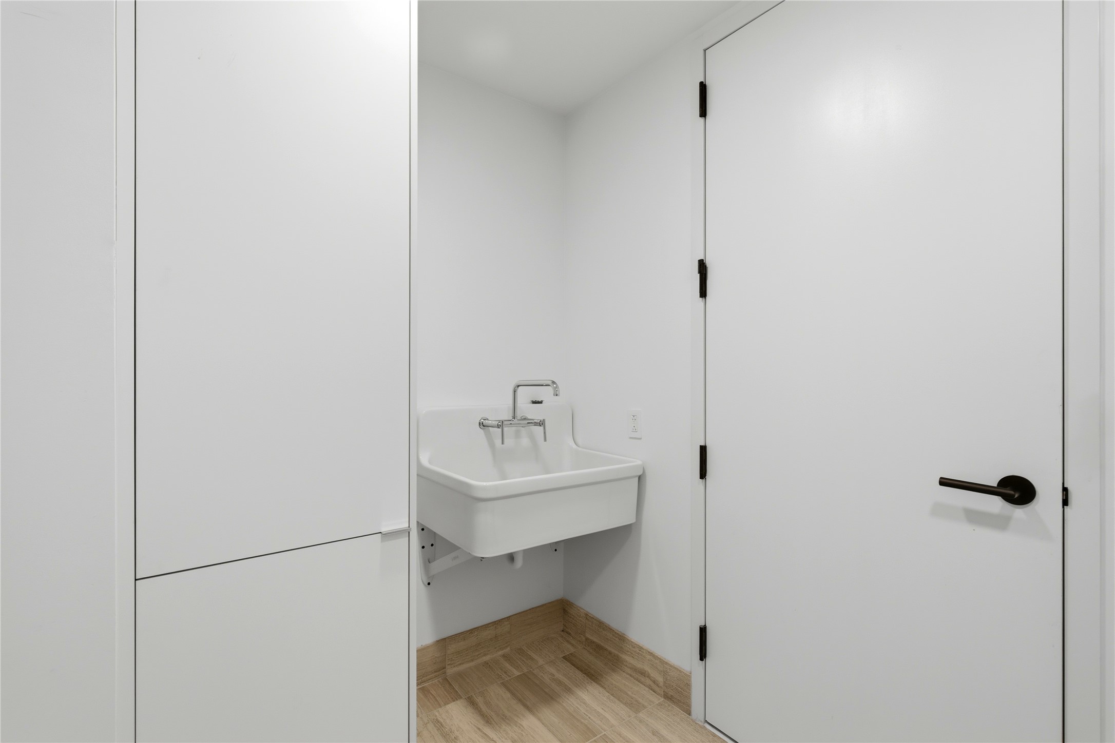 1211 West Riverside Drive, Unit 6B Austin, TX 78704 - Photo 26 of 40 a bathroom with a sink and mirror