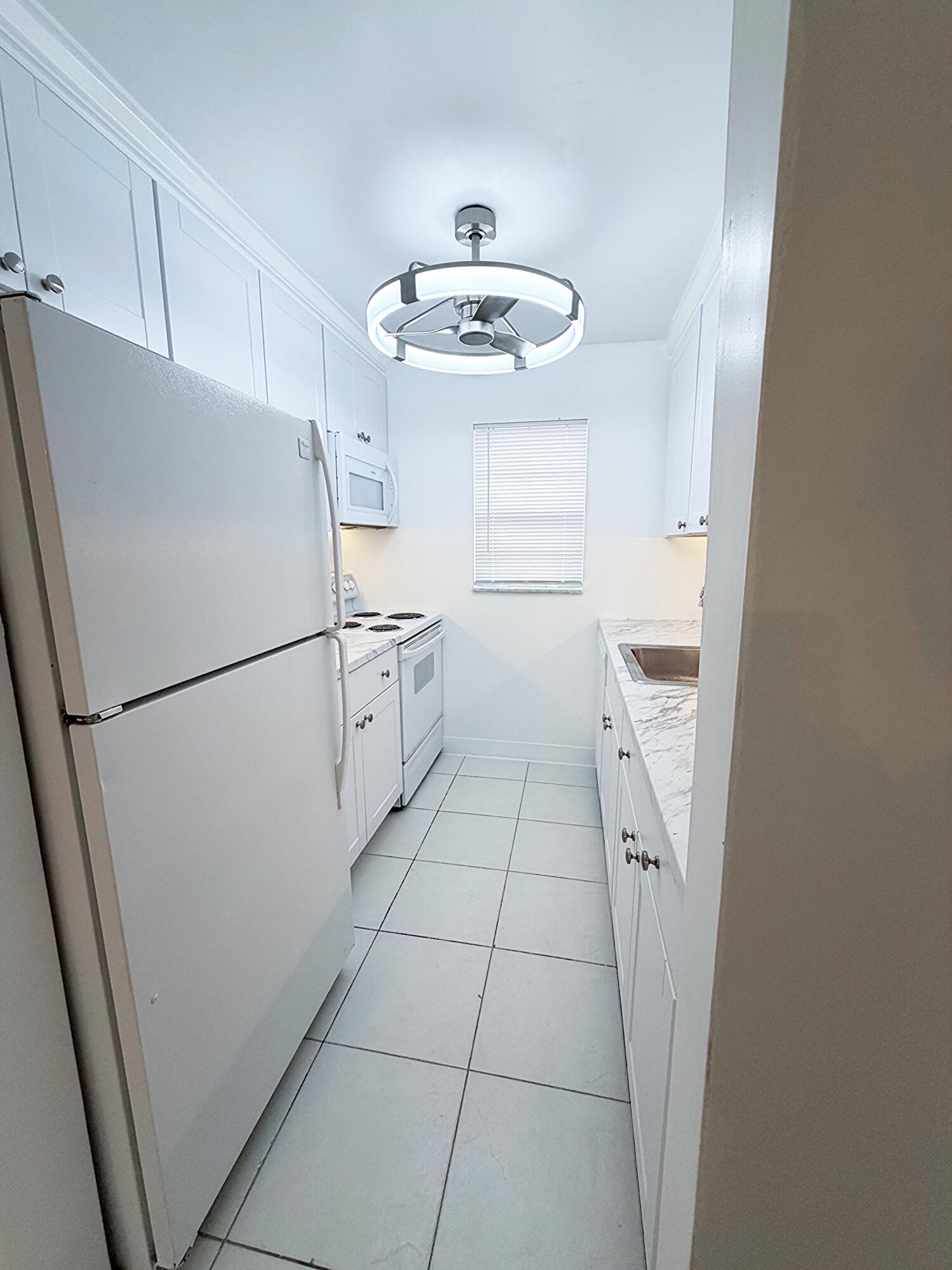 650 Southwest 2nd Avenue, Unit 2480 Boca Raton, FL 33432 - Photo 11 of 26 Kitchen (2)