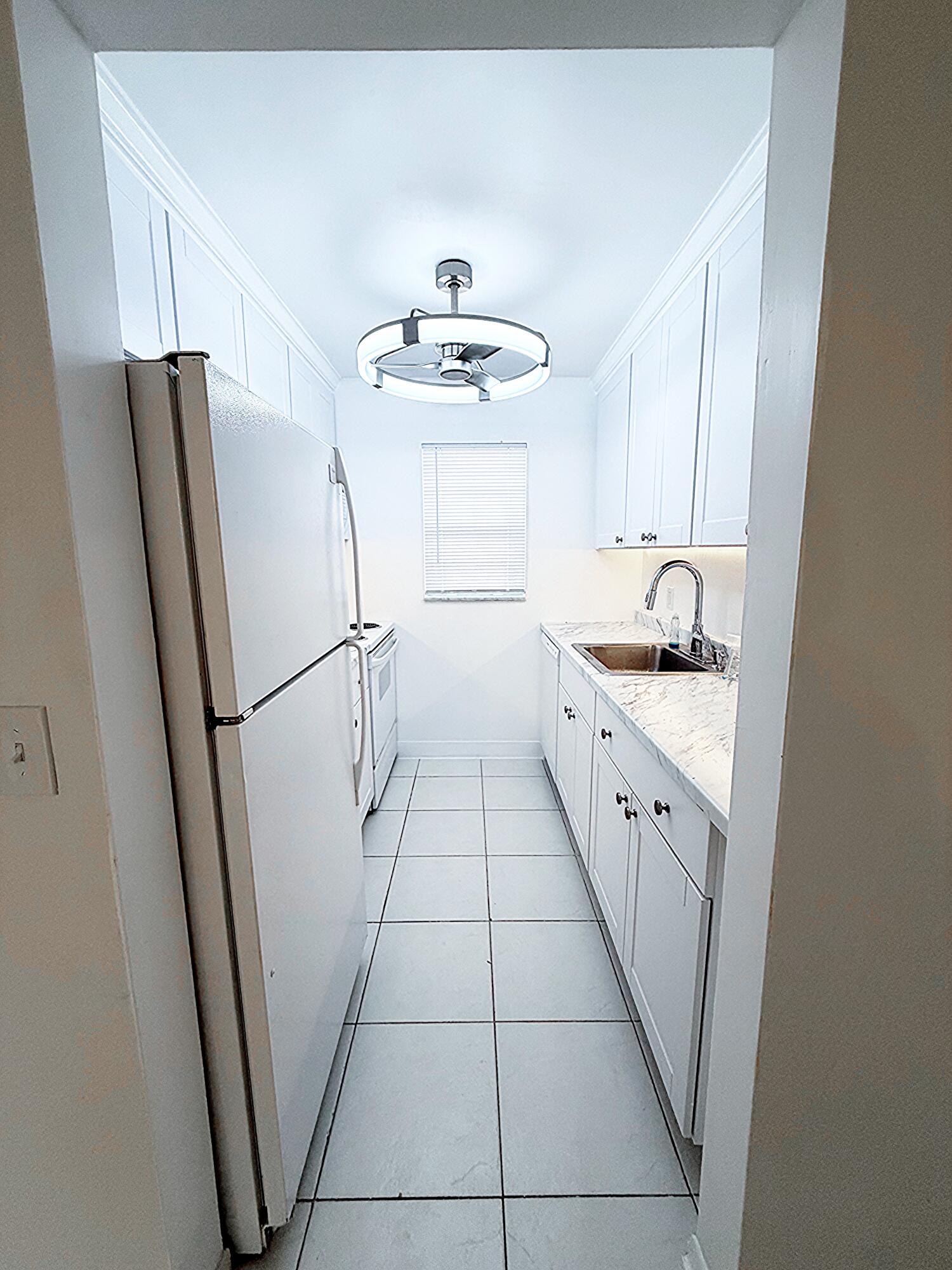 650 Southwest 2nd Avenue, Unit 2480 Boca Raton, FL 33432 - Photo 10 of 26 Kitchen
